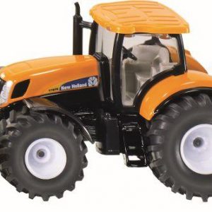 Traktor mit Räumschild und Streuer